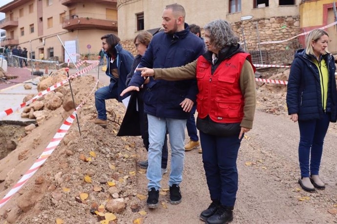 La consejera de Desarrollo Sostenible, Mercedes Gómez, durante la visita que ha realizado este viernes junto al alcalde de Letur, Sergio Marín, a la zona afectada por la DANA.