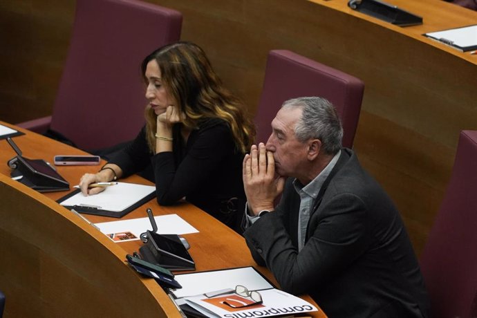 Los diputados de Compromís en las Cortes Valencianas, Isaura Navarro y Joan Baldoví, durante una sesión plenaria, en Les Corts Valencianes