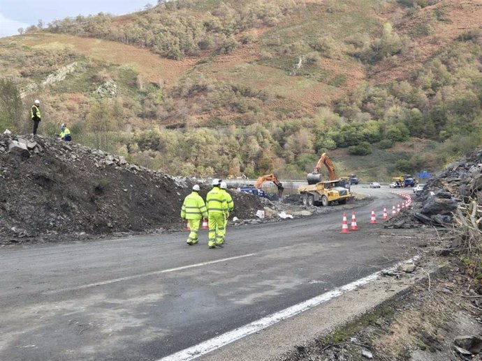 Trabajos en la zona del desprendimiento de la AP-66