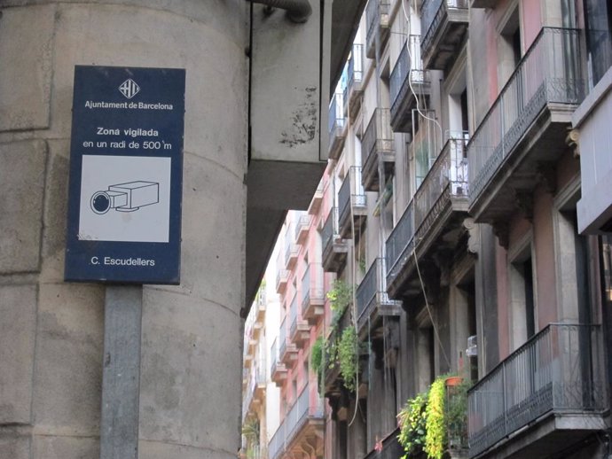 Archivo - Un avís de càmeres de videovigilància a un carrer de Barcelona