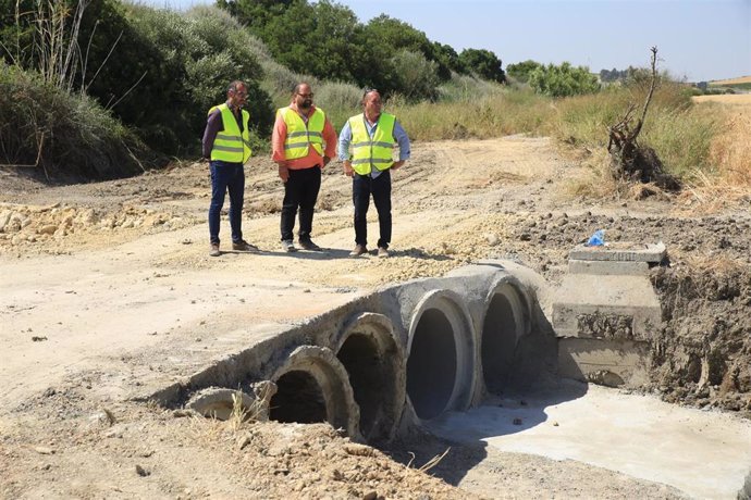 Javier Bello en una de las obras de la red provincial de carreteras.