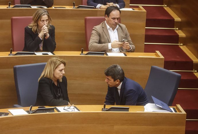 La vicepresidenta y consellera de Servicios Sociales, Igualdad y Vivienda, Susana Camarero, y el presidente de la Generalitat Valenciana, Carlos Mazón, durante una sesión plenaria, en Les Corts