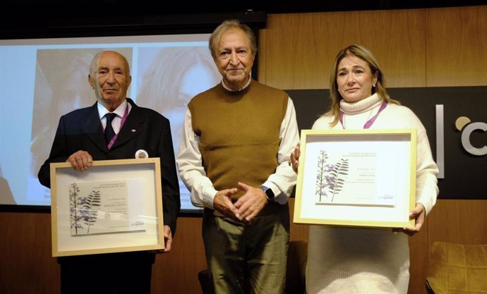 Los familiares de Marta del Castillo y Marta Calvo reciben de manos de Paco Lobatón un reconocimiento en la inauguración de la I Conferencia Internacional de Personas Desaparecidas