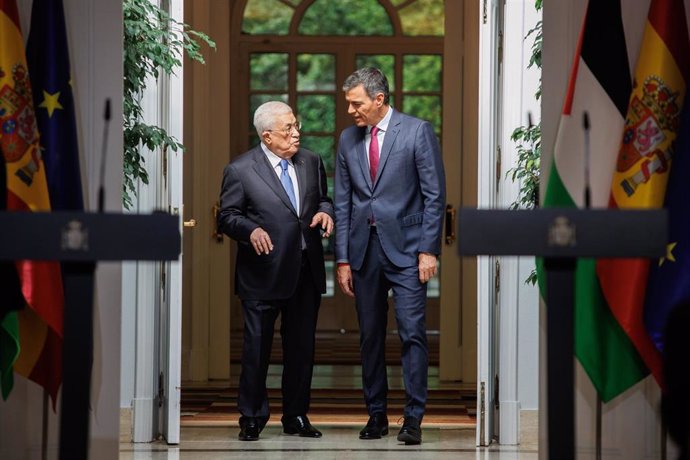 Archivo - El presidente del Gobierno, Pedro Sánchez (d), y el presidente del Estado de Palestina, Mahmud Abás (i), durante una rueda de prensa, en el Palacio de La Moncloa, a 19 de septiembre de 2024, en Madrid (España). 