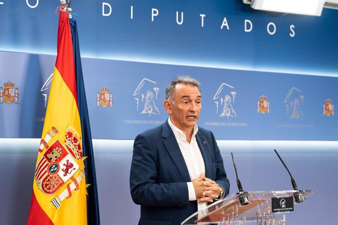 Archivo - El diputado de Sumar Enrique Fernando Santiago Romero durante una rueda de prensa, en el Congreso de los Diputados.