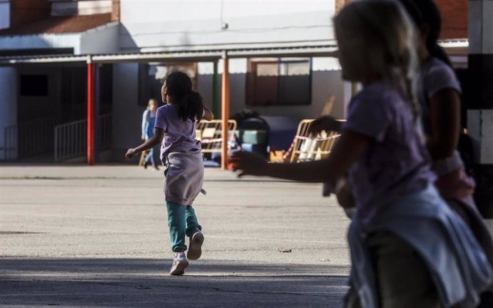 Varios niños vuelven a las clases en el Colegio de Amparo Albau en el día 13 tras el paso de la DANA por Valencia, a 11 de noviembre de 2024, en Alaquàs, Valencia, Comunidad Valenciana (España). 