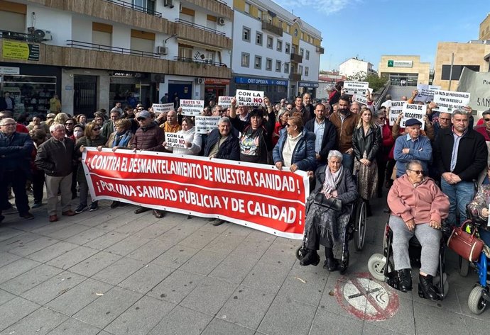 Concentración por una sanidad pública y de calidad ante el Hospital de Pozoblanco.