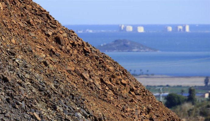 Detalle de la Sierra Minera con el Mar Menor de fondo