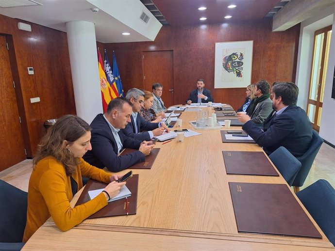 El teniente de alcalde de Turismo, Cultura, Deportes y Coordinación Municipal, Javier Bonet, reunido con los grupos municipales para explicar los presupuestos de 2025.