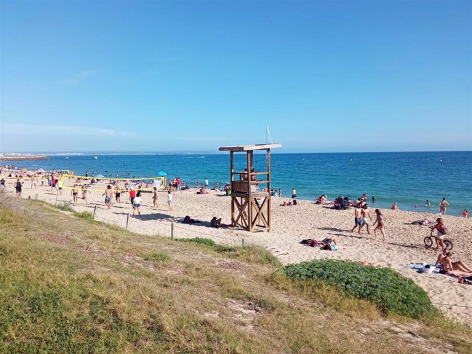 Archivo - Bañistas en una playa de Palma en un día soleado.