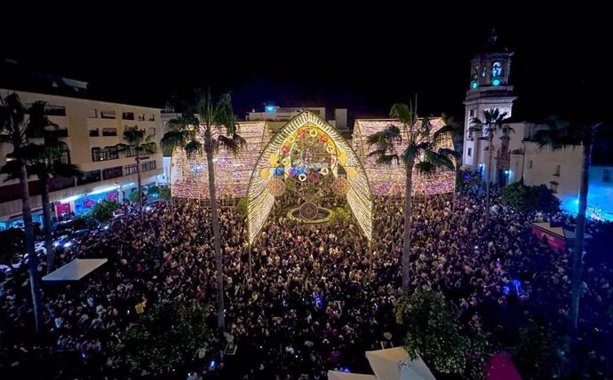 La plaza Alta de Algeciras con alumbrado navideño.