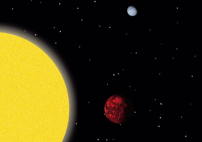 Concepción artística del sistema K2-360, que muestra la súper-Tierra ultradensa K2-360 b (roja) en su órbita extremadamente cercana alrededor de su estrella similar al Sol, con su compañera más distante K2-360 c (azul) en el fondo.