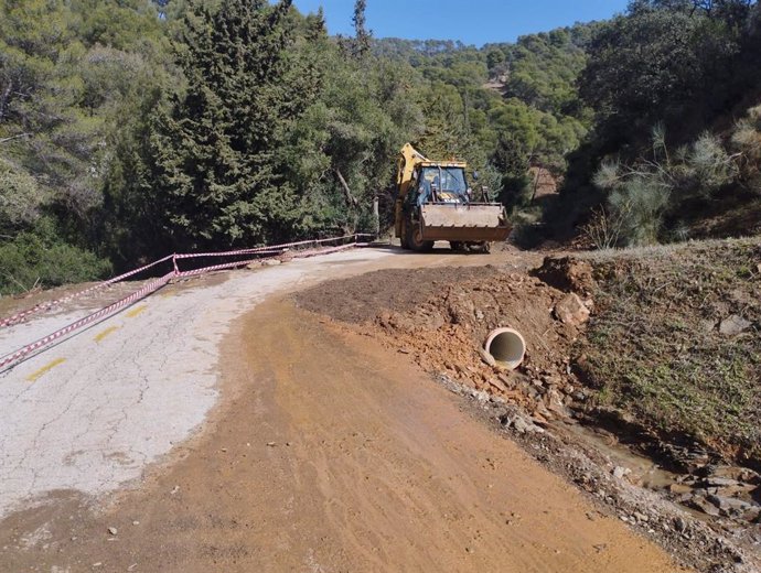 Trabajos para despejar el camino de acceso a varios diseminados en los Montes de Málaga cuyos vecinos estaban aislados