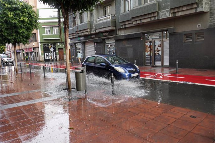 Archivo - Un coche circula bajo la lluvia en Las Palmas de Gran Canaria, en Canarias (España), a 4 de febrero de 2021. Canarias recibió este miércoles una profunda vaguada atlántica que provocará un aumento considerable de la inestabilidad atmosférica dur