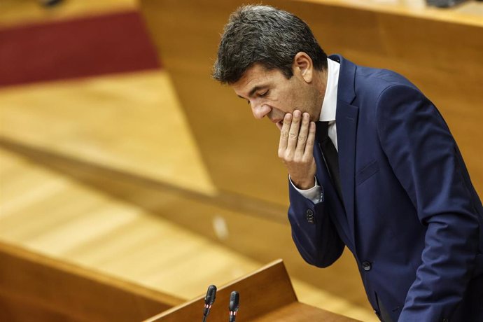 El presidente de la Generalitat Valenciana, Carlos Mazón, interviene durante una sesión plenaria, en Les Corts