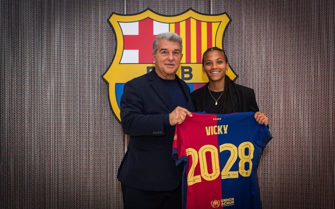 El presidente del FC Barcelona, Joan Laporta, con la jugadora del Barça Femení Vicky López, que renueva hasta 2028