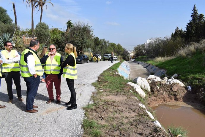 Villanova ha informado durante una una visita junto con la consejera a los trabajos de limpieza y acondicionamiento que ejecuta el Ayuntamiento en los areneros o balsas construidas en su día por el Ayuntamiento en el mismo cauce del arroyo Blanquillo