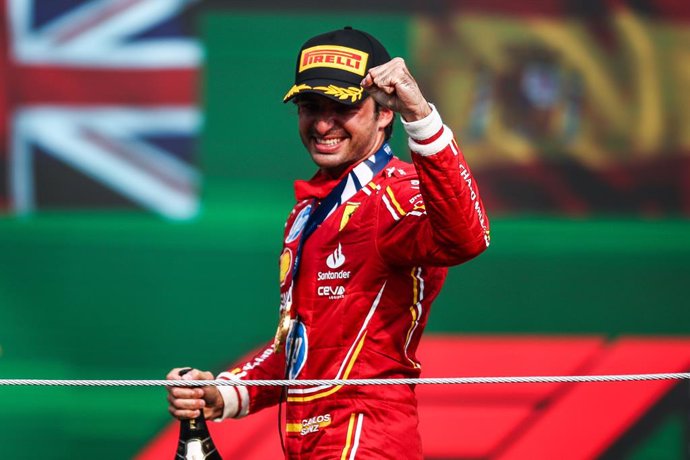 SAINZ Carlos (spa), Scuderia Ferrari SF-24, portrait podium celebration during the Formula 1 Gran Premio de la Ciudad de Mexico 2024, 20th round of the 2024 Formula One World Championship from October 25 to 27, 2024 on the Autodromo Hermanos Rodriguez, in