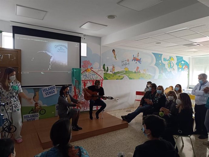 Taller de compás y ritmo flamenco en el aula hospitalaria del Hospital Puerta del Mar de Cádiz