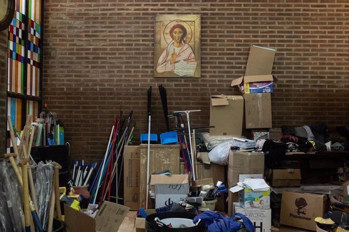 Interior de la Parroquia Nuestra Señora del Pilar en la zona afectadas por la DANA durante la visita a las zonas afectadas por la DANA del Cardenal Michael Czemy, Prefecto del Dicasterio para el Servicio del Desarrollo Humano Integral del Vaticano. 