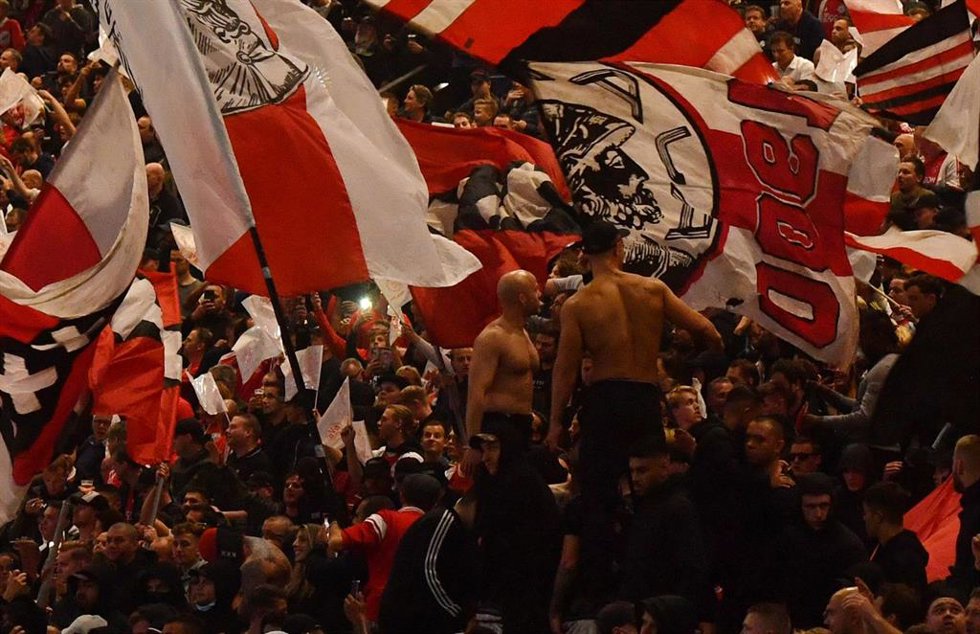 Archivo - Los aficionados del Ajax durante el partido de UEFAChampions League ante el Borussia Dortmund.