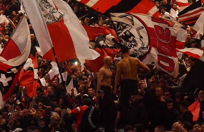 Archivo - 19 October 2021, Netherlands, Amsterdam: Fans cheer in the stands before the start of the UEFA Champions League Group C soccer match between Ajax Amsterdam and Borussia Dortmund at Johann Cruyff Arena. Photo: Bernd Thissen/dpa