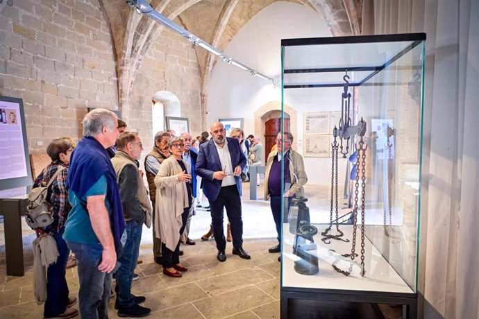 El alcalde de Palma, Jaime Martínez, durante su visita a la exposición 'Mesures tradicionals de Mallorca' en el Castell de Bellver.