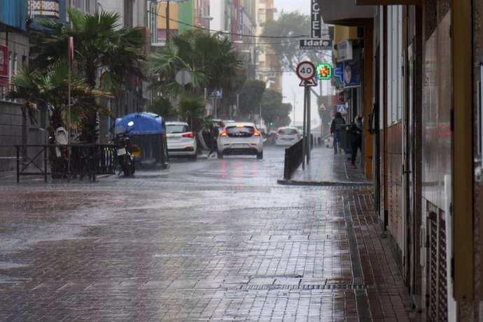 Archivo - Varios coches circulan bajo la lluvia en Las Palmas de Gran Canaria, en Canarias (España), a 4 de febrero de 2021. Canarias recibió este miércoles una profunda vaguada atlántica que provocará un aumento considerable de la inestabilidad atmosféri