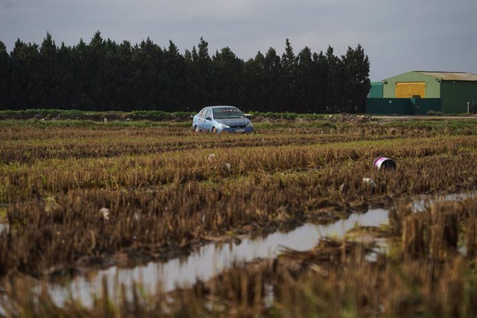 Un coche varado en un campo, a 14 de noviembre de 2024, en Alfafar, Valencia, Comunidad Valenciana (España). El pasado 29 de octubre una DANA asoló la provincia de Valencia. La peor gota fría del país en el siglo se salda con 216 víctimas mortales. Ayer, 