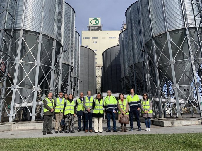 Foto de familia en Cobadu tras la visita de la consejera María González Corral.