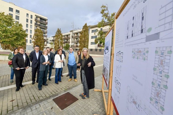 La consellera Paneque durante la visita a los terrenos de Granollers en los que el Incasòl construirá 57 pisos VPO