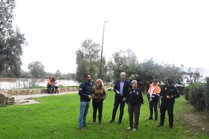 El alcalde de San Roque, Juan Carlos Ruiz Boix, y la subdelegada del Gobierno de España en la provincia de Cádiz, Blanca Flores, visitan las barriadas afectadas por la crecida del río Guadiaro.