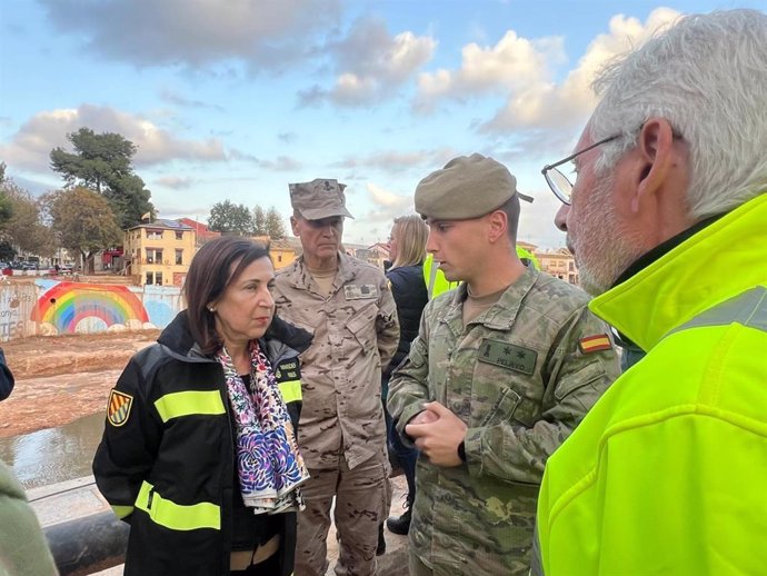 La ministra de Defensa, Margarita Robles, visita municipios afectados por la DANA en la provincia de Valencia