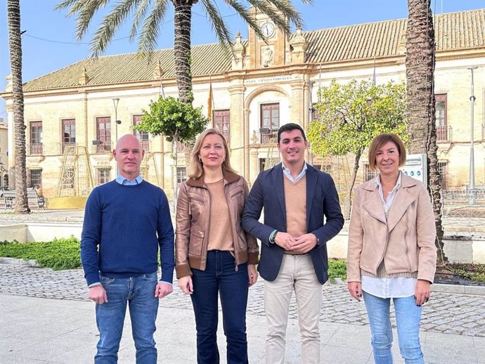 José Carlos García (2d) en la visita a La Carlota, junto a la diputada nacional y presidenta local del PP de este municipio, Isabel Prieto (2i).