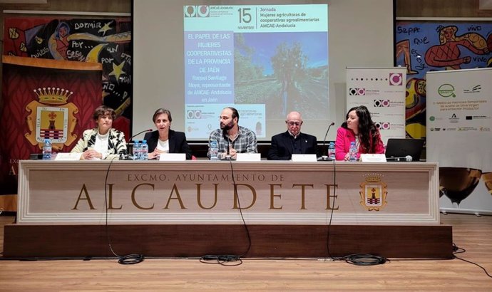 Soledad Aranda (2i) interviene en la inauguración de la jornada.