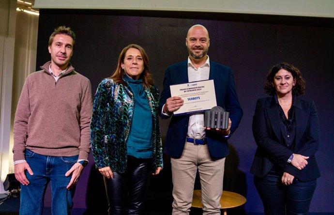 Pau Guasch recibe el premio para Seabots