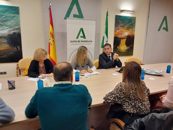 González (c), en la reunión con miembros de la Plataforma por la Sanidad de Jódar.