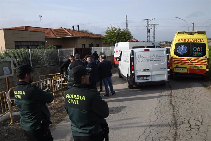 Servicios de emergencia asisten en la residencia de mayores Jardines de Villafranca tras un incendio que ha provocado diez muertes.