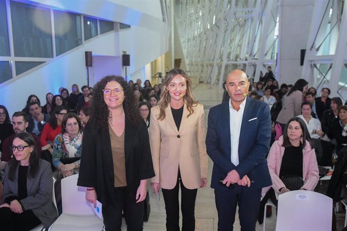 La directora xeral de Promoción da Igualdade, María Quintiana, la conselleira de Política Social e Igualdade, Fabiola García, y el director xeral de Loita contra a Violencia de Xénero, Roberto Barba.