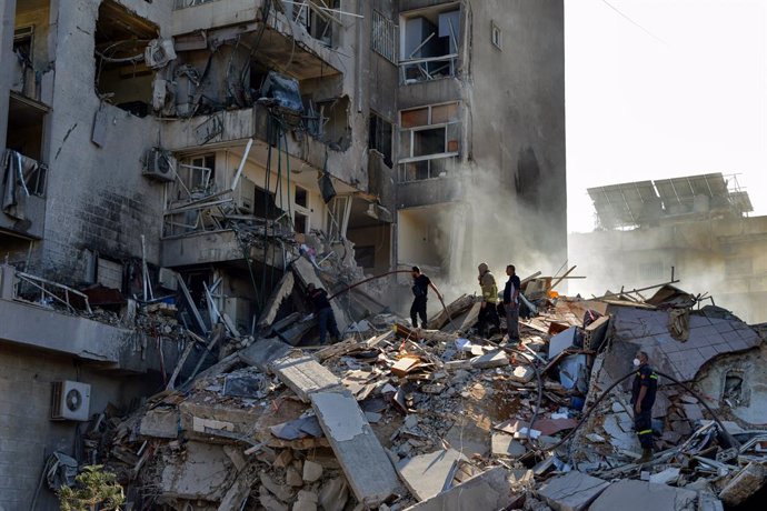 November 15, 2024, Beirut, Beirut, Lebanon: Civil defense inspect destruction after an Israeli air strike flattened a building in the area of Tayounieh on the outskirts of Beirut southern suburb. Israel has this week stepped up airstrikes against the Hezb