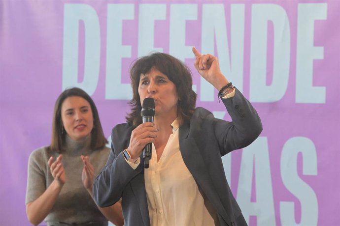 Archivo - La exministra de Igualdad, Irene Montero (i), y la candidata de su partido a la Presidencia de la Xunta, Isabel Faraldo (d), durante un acto de campaña de Podemos, en el Palacio de Exposiciones y Congresos Palexco, a 10 de febrero de 2024, en A 