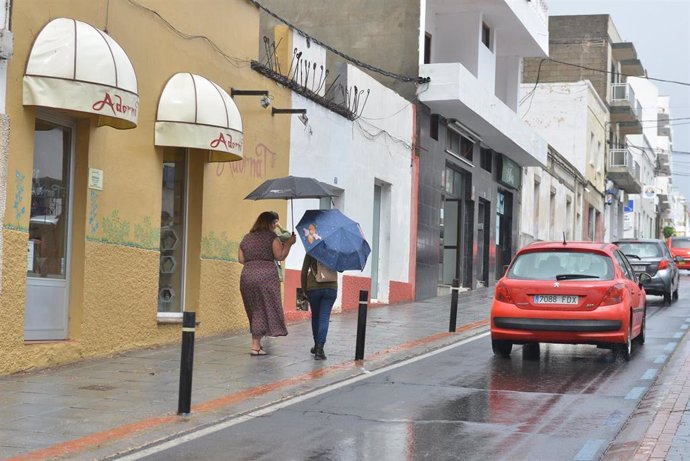 Archivo - Varias personas pasean bajo la lluvia, a 6 de junio de 2023, en Frontera, El Hierro, Santa Cruz de Tenerife, Canarias (España). 