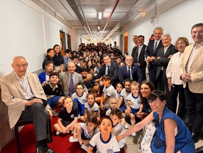 El conselleiro de Educación, Román Rodríguez, con alumnado del Colegio Santiago Apóstol de Buenos Aires.