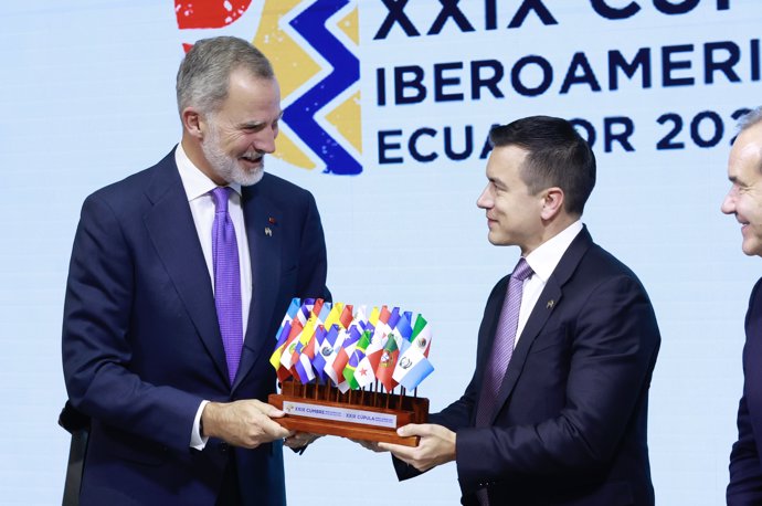 El Rey Felipe VI (i) y el presidente de la República del Ecuador, Daniel Noboa (d), durante el encuentro en la XXIX Cumbre Iberoamericana, a 15 de noviembre de 2024, en Cuenca (Ecuador).