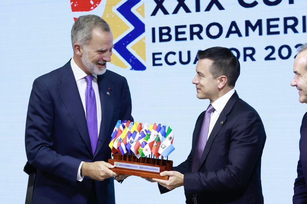 El Rey Felipe VI (i) y el presidente de la República del Ecuador, Daniel Noboa (d), durante el encuentro en la XXIX Cumbre Iberoamericana, a 15 de noviembre de 2024, en Cuenca (Ecuador).