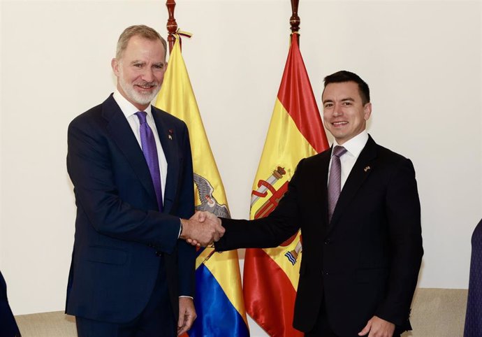 El Rey Felipe VI (i) y el Presidente de la República del Ecuador, Daniel Noboa (d) durante su encuentro en la XXIX Cumbre Iberoamericana, a 15 de noviembre de 2024, en Cuenca (Ecuador). El Rey participa hoy en la XXIX Cumbre Iberoamericana de jefes de Est