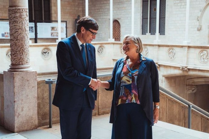 Archivo - El presidente de la Generalitat, Salvador Illa, recibe a la presidenta del Institut d'Estudis Catalans (IEC), Teresa Cabré, a puerta cerrada en el Palau de la Generalitat, a 2 de octubre de 2024