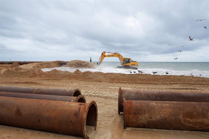 Maquinaria regeneran la playa de La Antilla. 