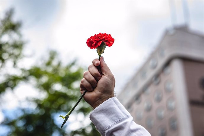 Archivo - April 25, 2024, Lisbon, Portugal: A participant holds a carnation during the parade on the streets of Lisbon city center to celebrate the 50th anniversary of the Carnation Revolution. April 25, 2024 marks the 50th anniversary of a revolution led