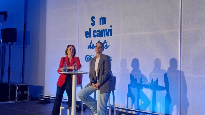 La secretaria general del PP, Cuca Gamarra, y la presidenta del Govern, Marga Prohens, en la conferencia política del PP de Baleares.